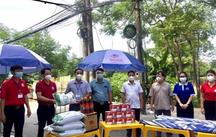 Hội Chữ thập đỏ Thành phố thăm, tặng quà các chốt kiểm soát phòng chống dịch Covid-19