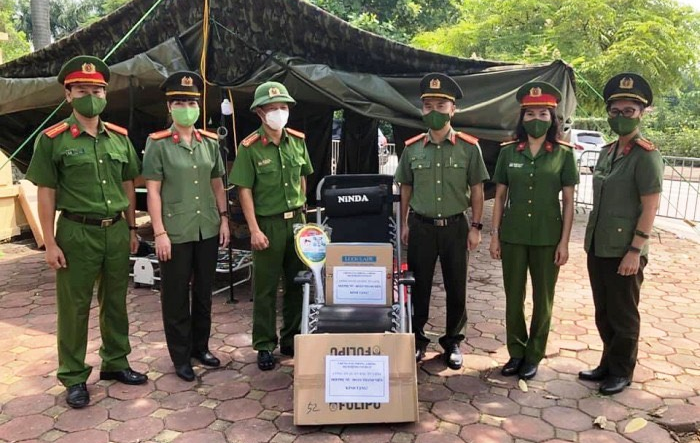 Công an quận Bắc Từ Liêm thăm, tặng quà lực lượng tuyến đầu chống dịch