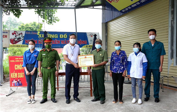 Lãnh đạo huyện Sóc Sơn kiểm tra, trao Giấy khen đột xuất cho các chốt kiểm soát phòng chống dịch Covid-19