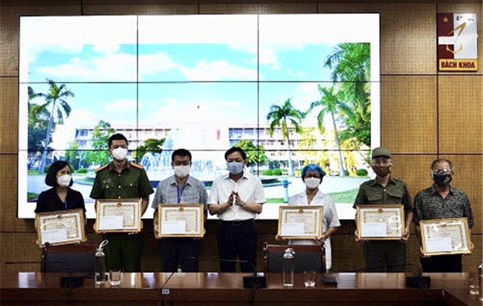 Bí thư Quận uỷ Hai Bà Trưng kiểm tra, giám sát các điểm tiêm chủng vắc xin