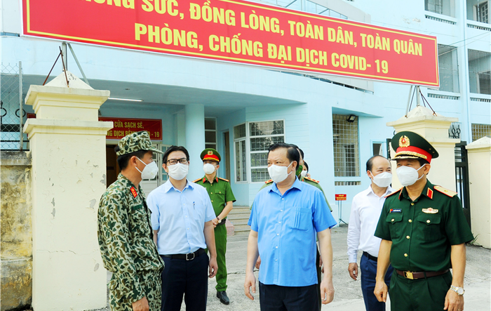 Bí thư Thành ủy Đinh Tiến Dũng yêu cầu chấp hành nguyên tắc cách ly "ai ở đâu ở yên đấy"