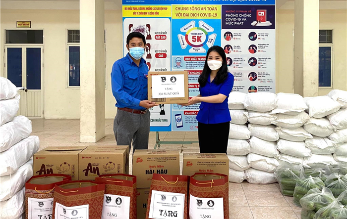 "Tiếp sức" sinh viên khó khăn tại khu ký túc xá trường Đại học Việt - Hung