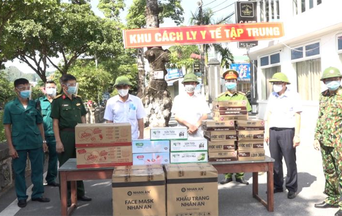 Lãnh đạo huyện Mỹ Đức thăm, tặng quà các chốt kiểm dịch phòng, chống dịch Covid-19