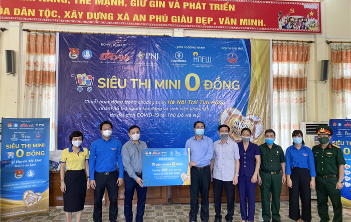 “Siêu thị mini 0 đồng - Hà Nội trái tim hồng” trao tặng 600 phần quà cho đồng bào khó khăn xã An Phú