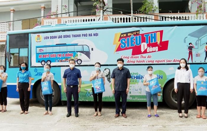Chủ tịch LĐLĐ Thành phố trao tặng 500 “Túi an sinh công đoàn” cho người lao động huyện Ứng Hòa bị ảnh hưởng bởi dịch bệnh Covid-19