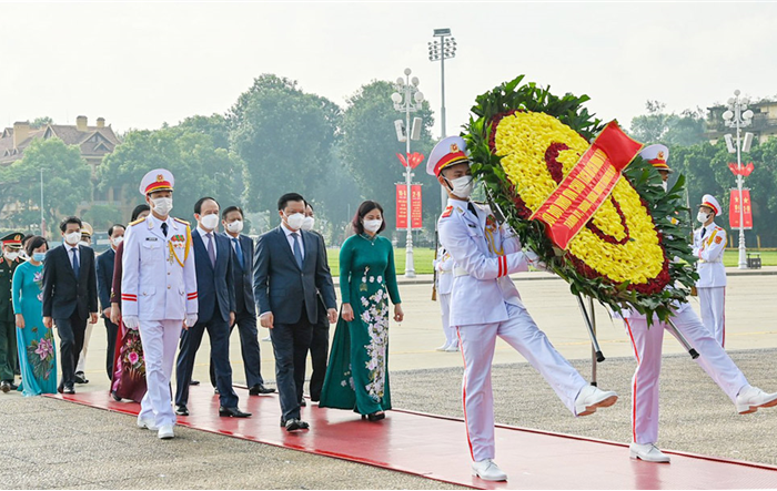 Lãnh đạo Đảng, Nhà nước và thành phố Hà Nội  vào Lăng viếng Chủ tịch Hồ Chí Minh
