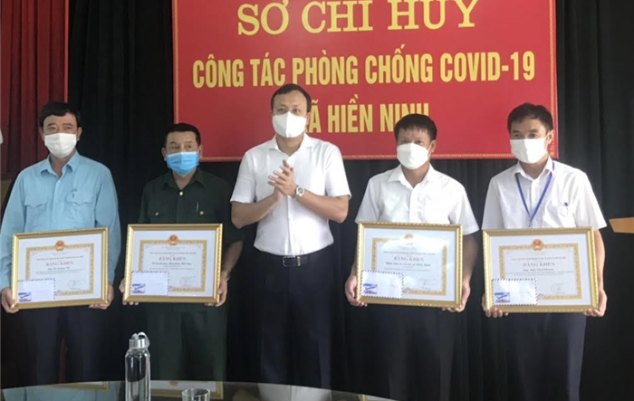 Thường trực Huyện ủy Sóc Sơn kiểm tra và trao Bằng khen thành tích về công tác phòng, chống dịch Covid-19 tại xã Hiền Ninh và xã Mai Đình