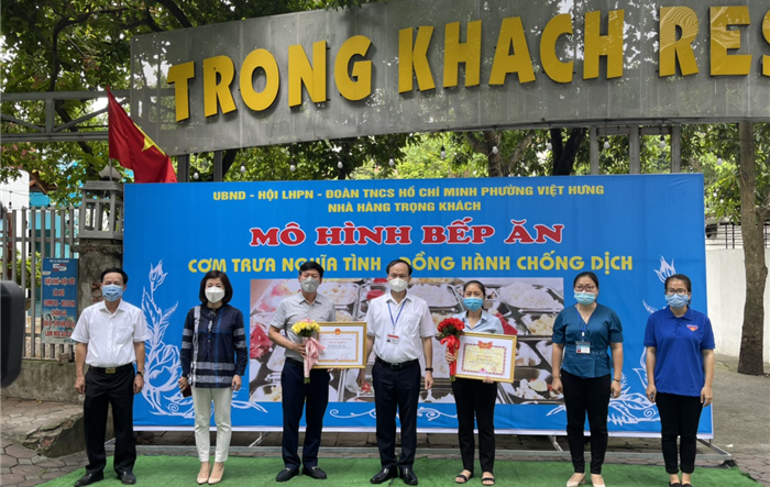 Bí thư Quận ủy Long Biên động viên, khen thưởng các mô hình mới, cá nhân có thành tích trong phòng, chống dịch Covid-19