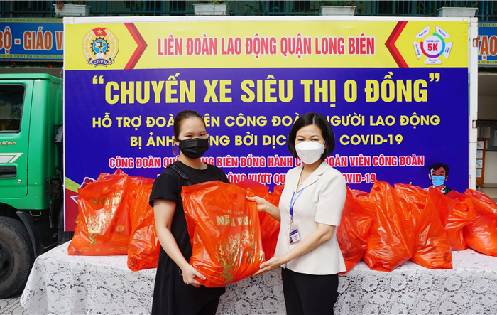 Hơn 400 phần quà “An sinh công đoàn” tiếp tục đến tay giáo viên, người lao động