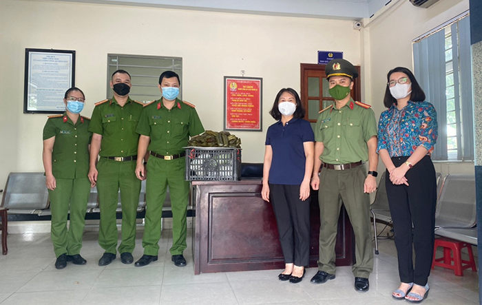 Uỷ ban MTTQ quận Bắc Từ Liêm chia sẻ, động viên cán bộ, chiến sĩ Công an thực hiện công tác chống dịch