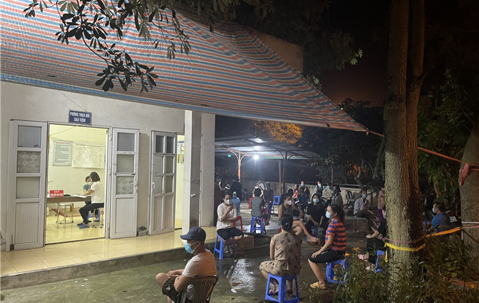 Thanh Oai tăng tốc, xuyên đêm tiêm vắc xin Covid-19 cho người dân