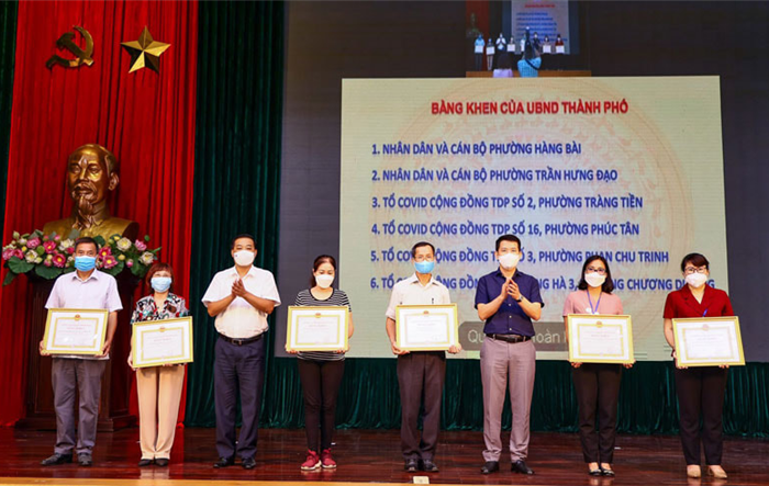 Quận Hoàn Kiếm: khen thưởng 162 tập thể và 259 cá nhân có thành tích trong công tác phòng, chống dịch Covid-19