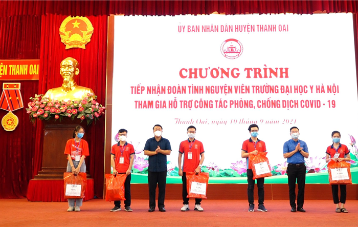 Huyện Thanh Oai chào đón 110 sinh viên tình nguyện trường Đại học Y Hà Nội về hỗ trợ công tác phòng, chống dịch Covid-19