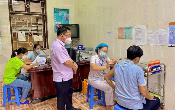 Huyện Thạch Thất: Xét nghiệm diện rộng, tiêm chủng vắc xin phòng, chống dịch Covid-19 cho người dân
