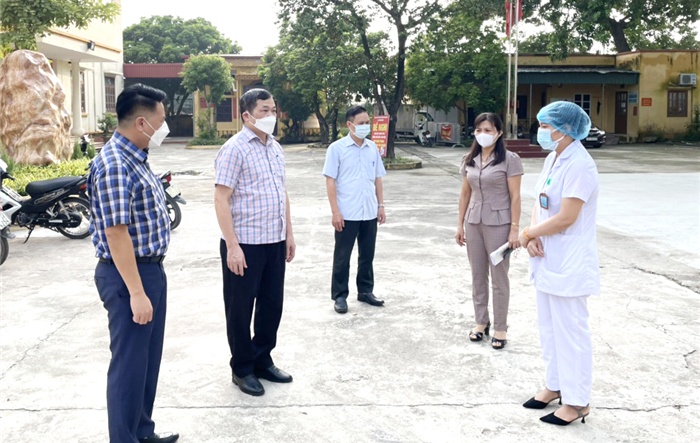 Bí thư Huyện ủy Thường Tín kiểm tra công tác xét nghiệm và tiêm vắc xin tại cơ sở
