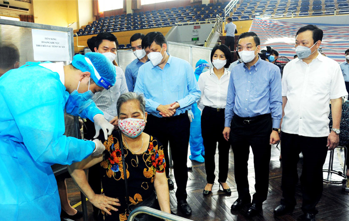 Chủ tịch UBND Thành phố Chu Ngọc Anh: Kiểm tra công tác xét nghiệm, tiêm chủng vắc xin diện rộng