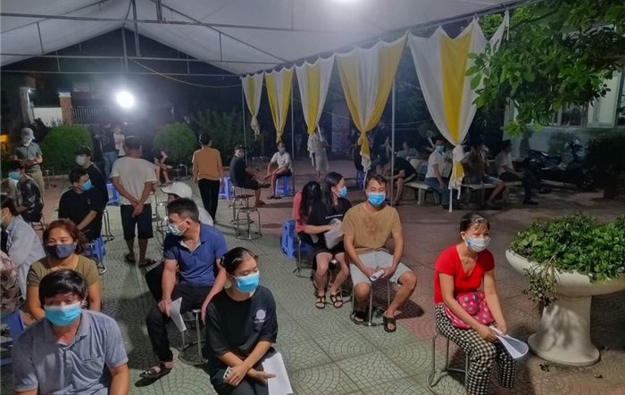 Quyết tâm hoàn thành việc tiêm và xét nghiệm “thần tốc” trước ngày 15-9-2021