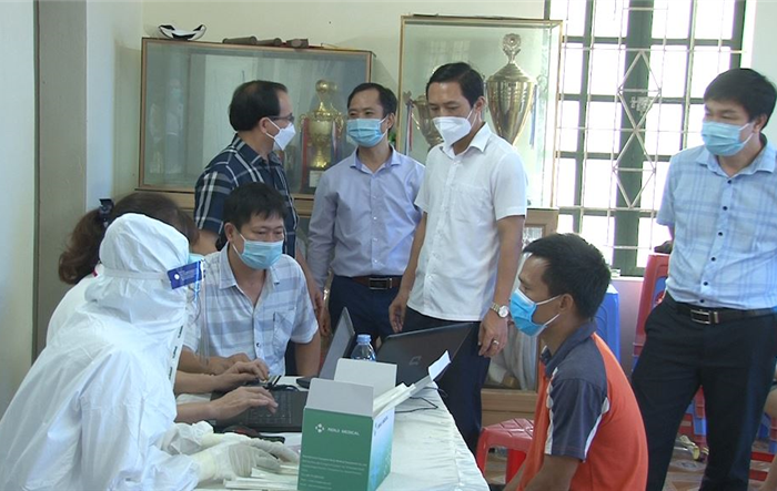 Chủ tịch UBND huyện Phúc Thọ kiểm tra việc lấy mẫu xét nghiệm diện rộng