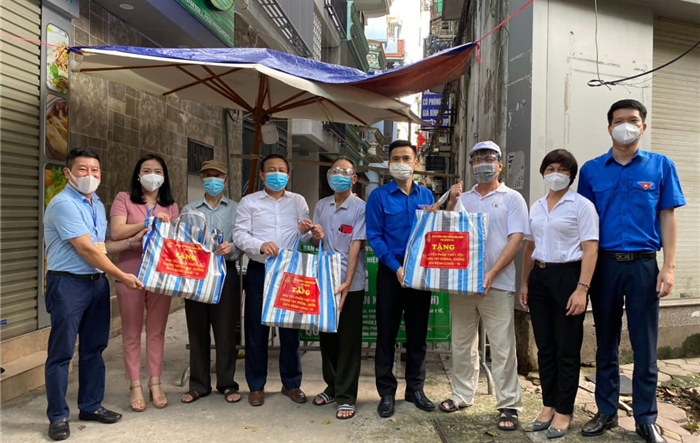 Nhiều phần quà đồng hành cùng người dân trong khu cách ly, thanh niên công nhân, người lao động Thủ đô gặp khó khăn trong mùa dịch