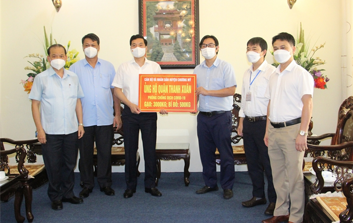 Huyện Chương Mỹ hỗ trợ quận Thanh Xuân 3 tấn gạo và hơn 1 tấn rau quả
