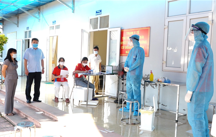 Lãnh đạo huyện Thanh Oai kiểm tra công tác xét nghiệm và tiêm chủng vắc xin Covid-19 trên địa bàn
