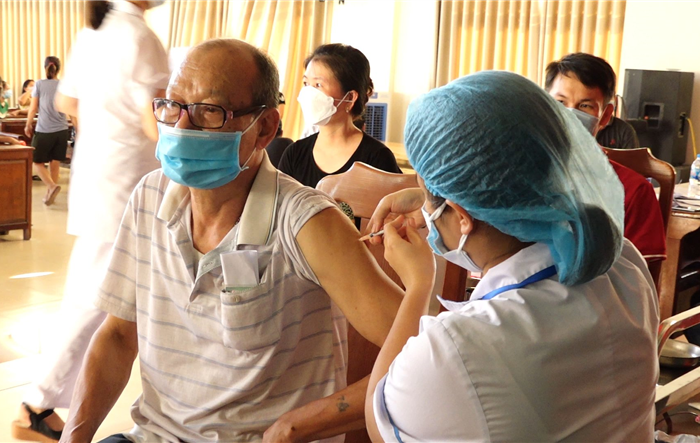 Người dân Thanh Oai phấn khởi và an tâm khi được tiêm vắc xin phòng Covid-19