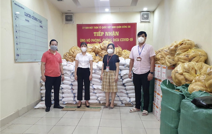 Huyện Sóc Sơn hỗ trợ quận Thanh Xuân, Hoàng Mai và Đống Đa  3 tấn gạo, 6 tấn đu đủ và nhu yếu phẩm khác