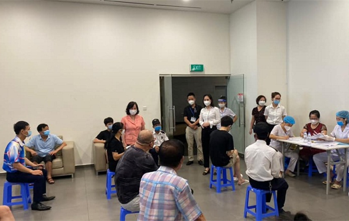 Chủ tịch UBND quận Hà Đông kiểm tra công tác xét nghiệm diện rộng và tiêm chủng tại phường Mộ Lao