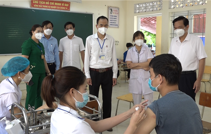 Bí thư Huyện ủy Ba Vì kiểm tra công tác tiêm vắc xin phòng, chống Covid-19 tại cơ sở