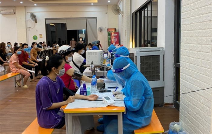 Quận Hoàng Mai đẩy nhanh tốc độ xét nghiệm diện rộng và tiêm vắc xin Covid-19 cho người dân