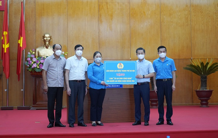1.000 “Túi an sinh Công đoàn” được trao cho người lao động của quận Hoàng Mai