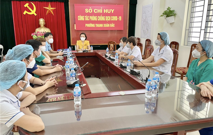 Đoàn cán bộ y tế tỉnh Tuyên Quang hỗ trợ “vùng đỏ” Thanh Xuân tiêm vắc xin và lấy mẫu xét nghiệm 