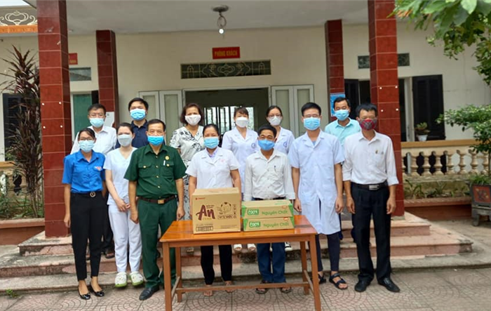Các tổ chức chính trị - xã hội huyện Ứng Hòa thăm, tặng quà lực lượng tuyến đầu chống dịch