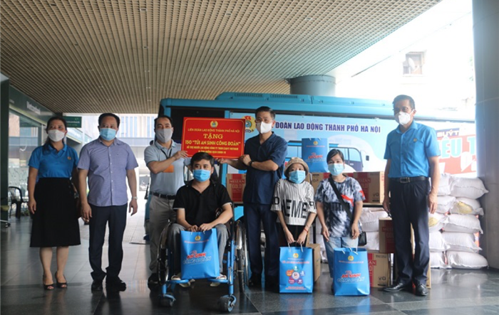 1.000 “Túi an sinh Công đoàn” đến với người lao động bị ảnh hưởng bởi dịch Covid-19