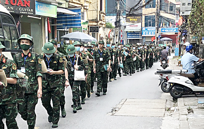 400 học viên Học viện Quân y hỗ trợ quận Hoàng Mai lấy mẫu xét nghiệm