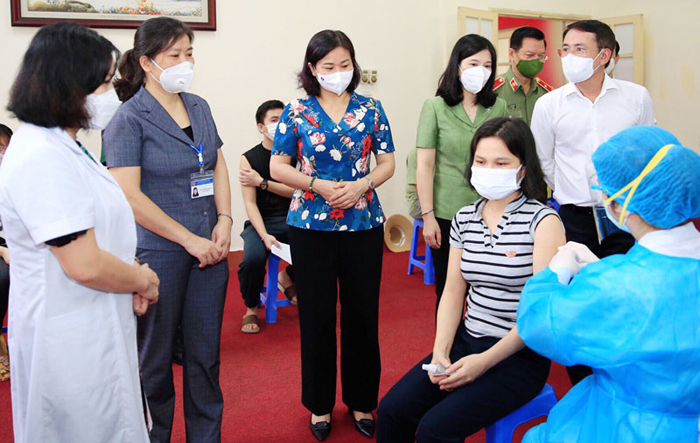 Chuẩn bị các dây chuyền để sẵn sàng tiêm mũi 2 vắc xin Covid-19 cho người dân khi đến hạn