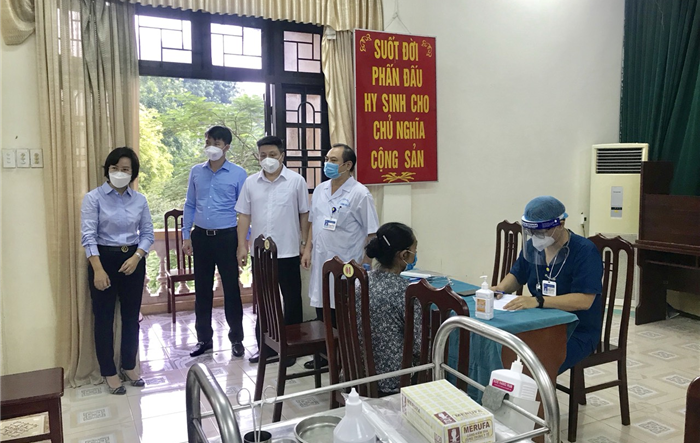 Trưởng Ban Tuyên giáo Thành ủy Bùi Huyền Mai kiểm tra công tác phòng, chống dịch tại huyện Thanh Oai