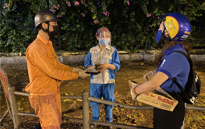 Người thợ điện Thủ đô gửi cả tấm lòng vào những suất ăn nghĩa “tình tiếp sức” người khó khăn trong mùa dịch