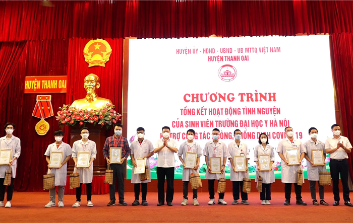 Huyện Thanh Oai chia tay 110 sinh viên tình nguyện Đại học y Hà Nội về hỗ trợ công tác phòng, chống dịch Covid-19