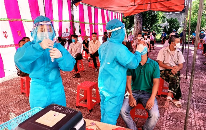 Huyện Phú Xuyên đẩy nhanh tiến độ tiêm chủng và xét nghiệm toàn dân