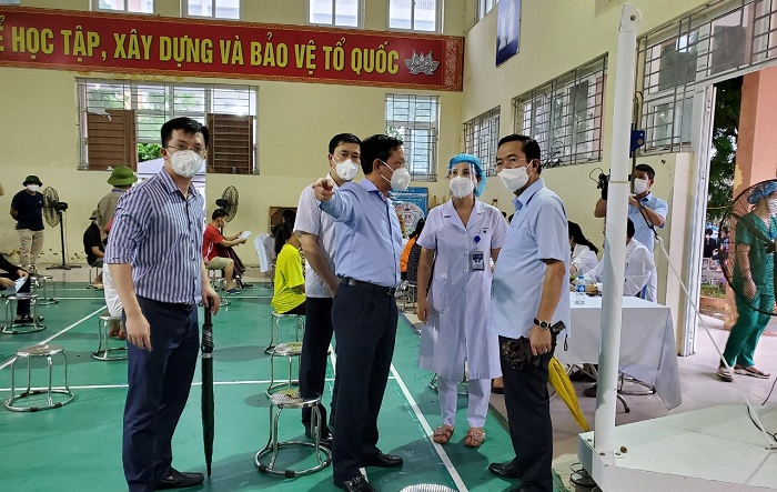 Bí thư Quận uỷ Nam Từ Liêm kiểm tra công tác xét nghiệm và tiêm vắc xin phòng Covid-19 tại phường Mễ Trì