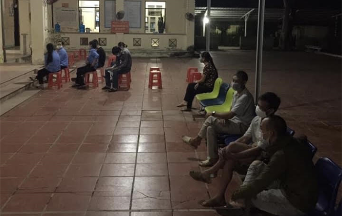 Sóc Sơn: Cán bộ y tế làm việc xuyên đêm tiêm chủng cho người dân