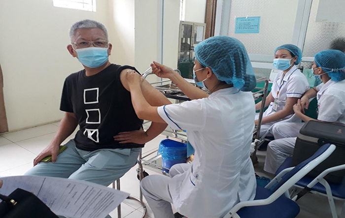 Mê Linh tiêm vắc xin phòng Covid-19 cho chuyên gia nước ngoài