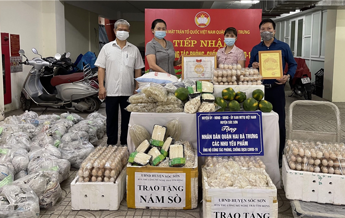 Huyện Sóc Sơn hỗ trợ quận Ba Đình và quận Hai Bà Trưng 1 tấn gạo, 4 tấn đu đủ, 10.000 quả trứng và nhu yếu phẩm phòng chống dịch Covid-19