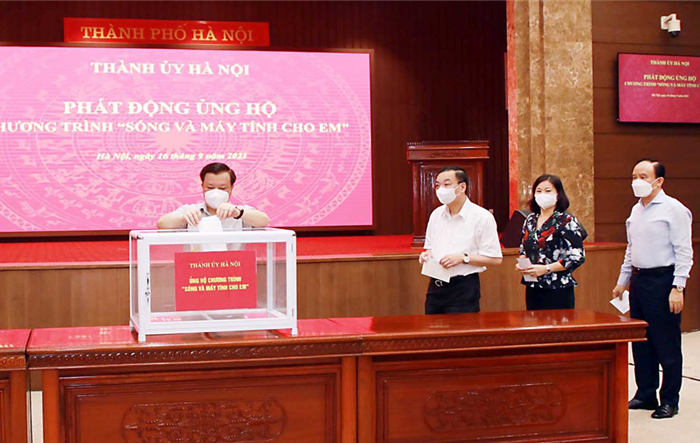 Cơ quan Thành ủy Hà Nội quyên góp ủng hộ chương trình ''Sóng và máy tính cho em''