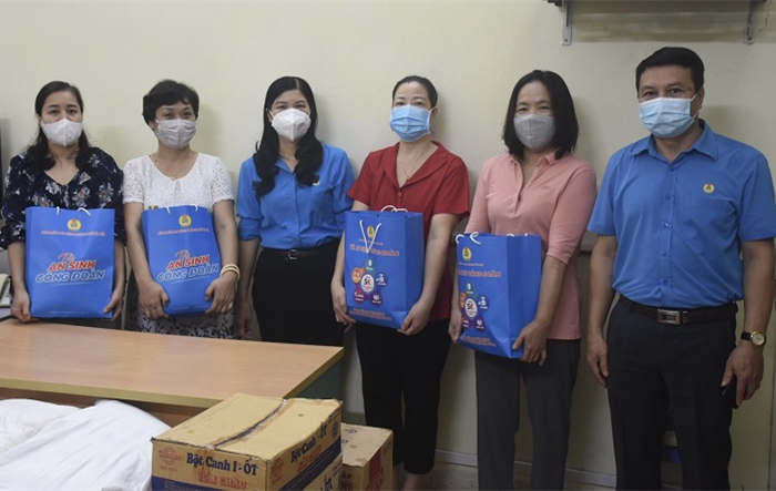 Trao 1.000 “Túi an sinh Công đoàn” cho người lao động gặp khó khăn