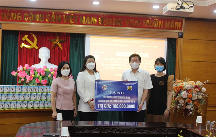 Sở Lao động - Thương binh và Xã hội Hà Nội tặng quà cho trẻ em là con lao động tự do bị ảnh hưởng bởi Covid-19