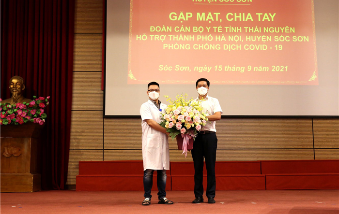 Gặp mặt, chia tay 199 y, bác sỹ, sinh viên y khoa tỉnh Thái Nguyên hỗ trợ Sóc Sơn phòng, chống dịch Covid-19