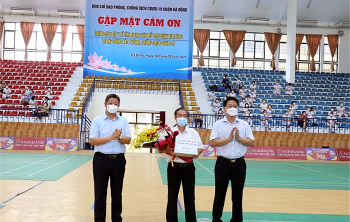 Quận Hà Đông cảm ơn Đoàn cán bộ y tế tỉnh Hưng Yên hỗ trợ công tác phòng, chống dịch Covid-19 trên địa bàn Quận