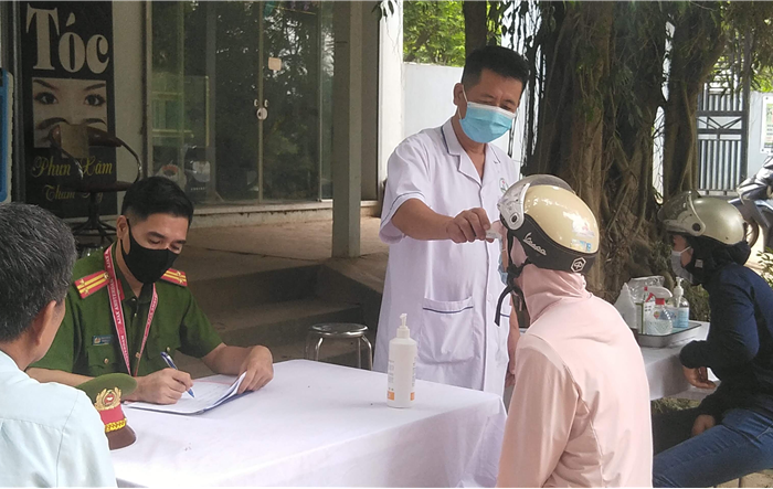 Huyện Ba Vì chỉ đạo điều chỉnh, giảm các chốt kiểm soát dịch, nhằm thúc đẩy các hoạt động sản xuất của người dân
